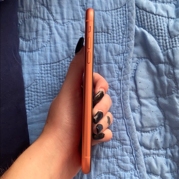 iPhone 10 XR••• - Picture 4 of 6